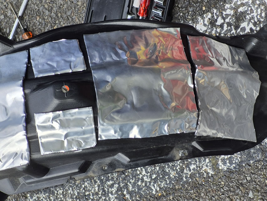 ノイサス高比重遮音シート極のタイヤハウスへの施工例