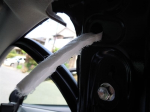 ■ピラー■　Bピラー防音対策　運転席側　その2（プリウスα）　[写真36]