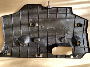 ■ピラー■　Ａピラー及びアンダーカバーの防音対策（アクア）　[写真4]