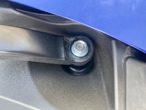 ■エンジンルーム■　バルクヘッドとカウルトップ部の防音対策その1（アクア）　[写真38]